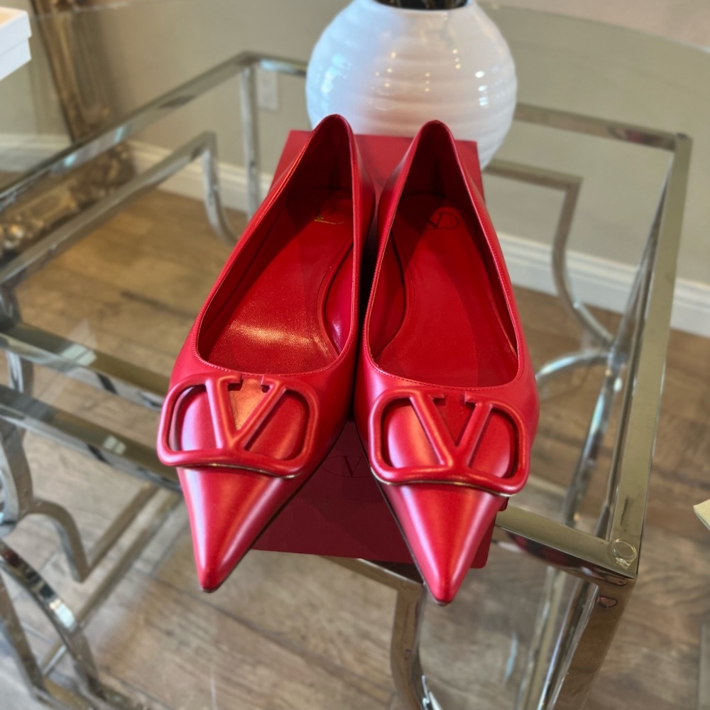 BNIB Valentino Garavani flats